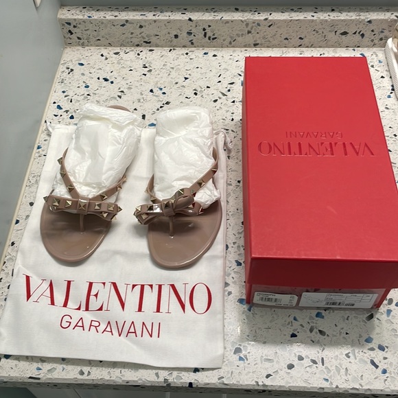 Valentino Garavani Rubber Rockstud thong Sandal - Picture 4 of 9